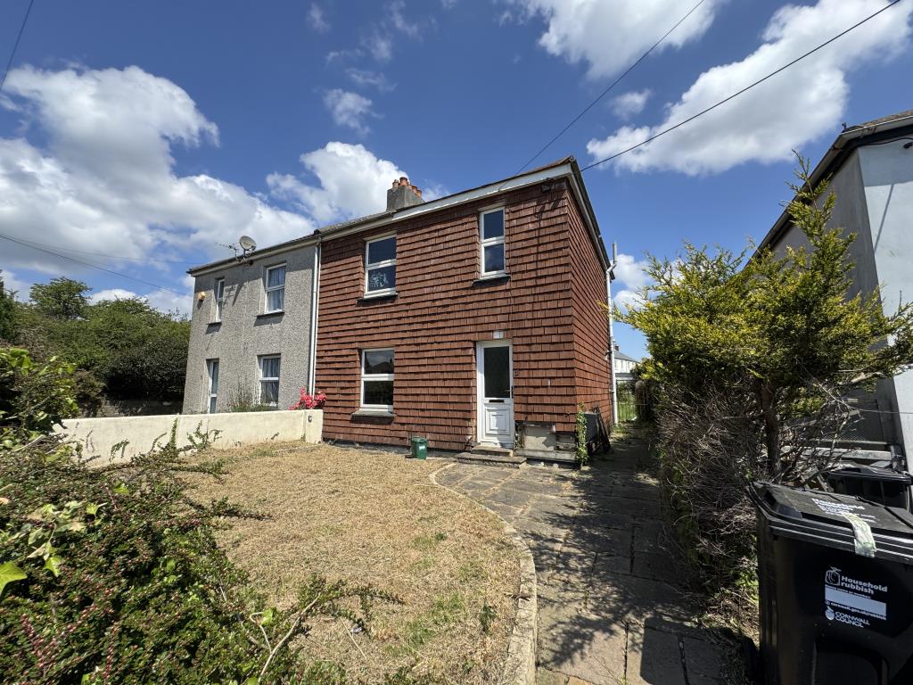 Lot: 143 - SEMI-DETACHED HOUSE FOR IMPROVEMENT - Front of the property